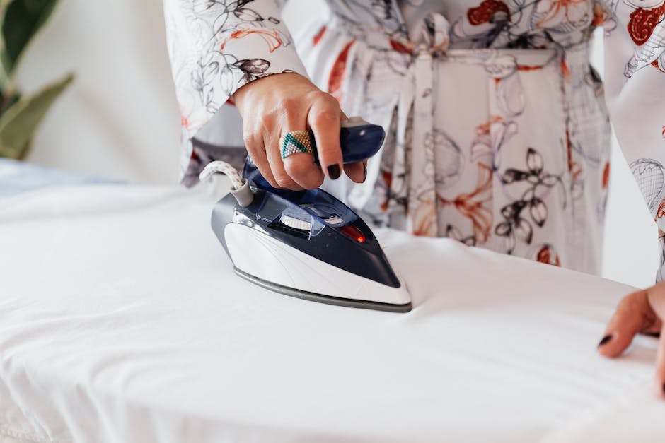what color heels to wear with a white floral dress_1